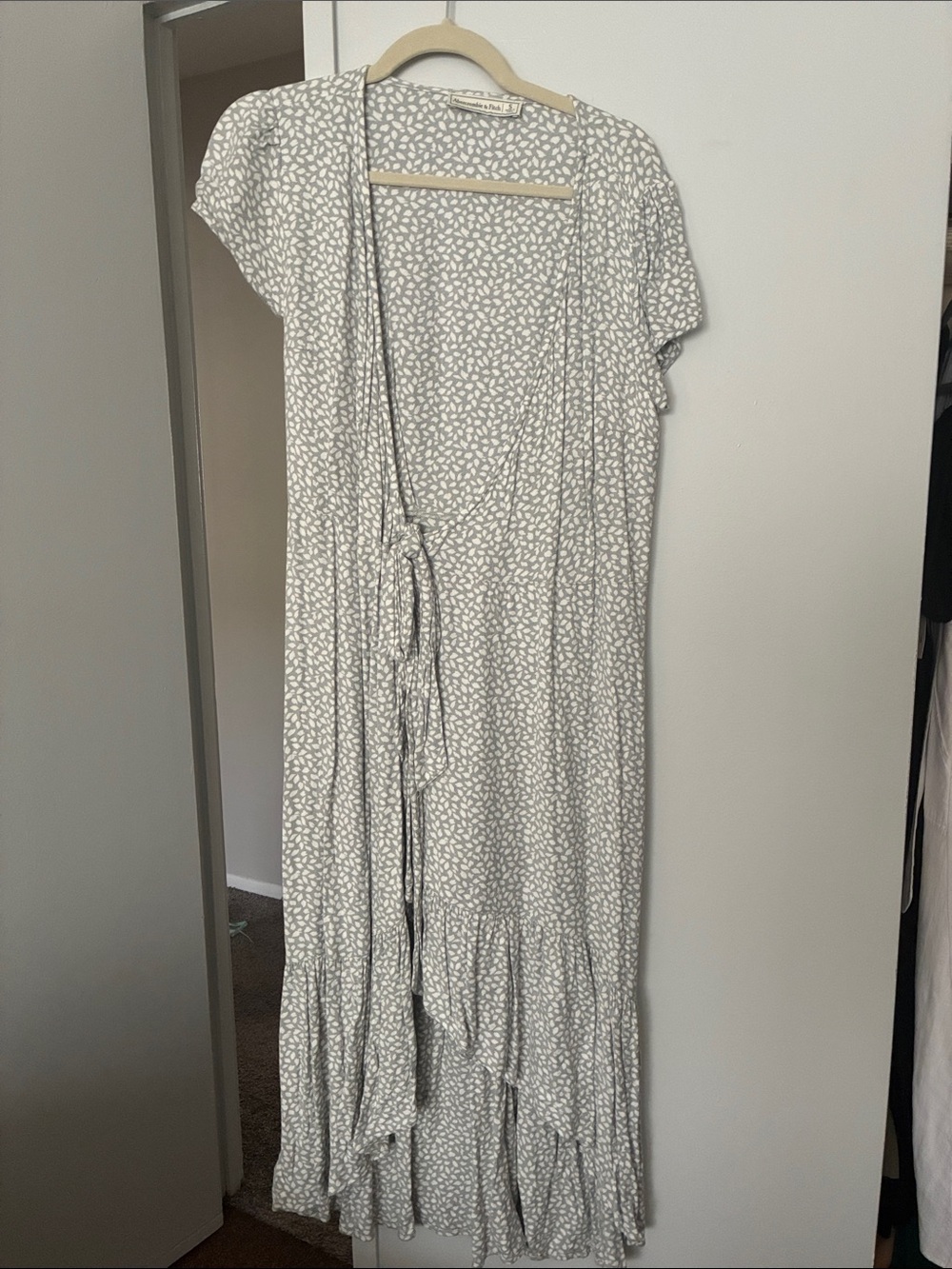 Abercrombie & Fitch Light Sage Grey Floral Wrap Midi Dress - Picture 3 of 4